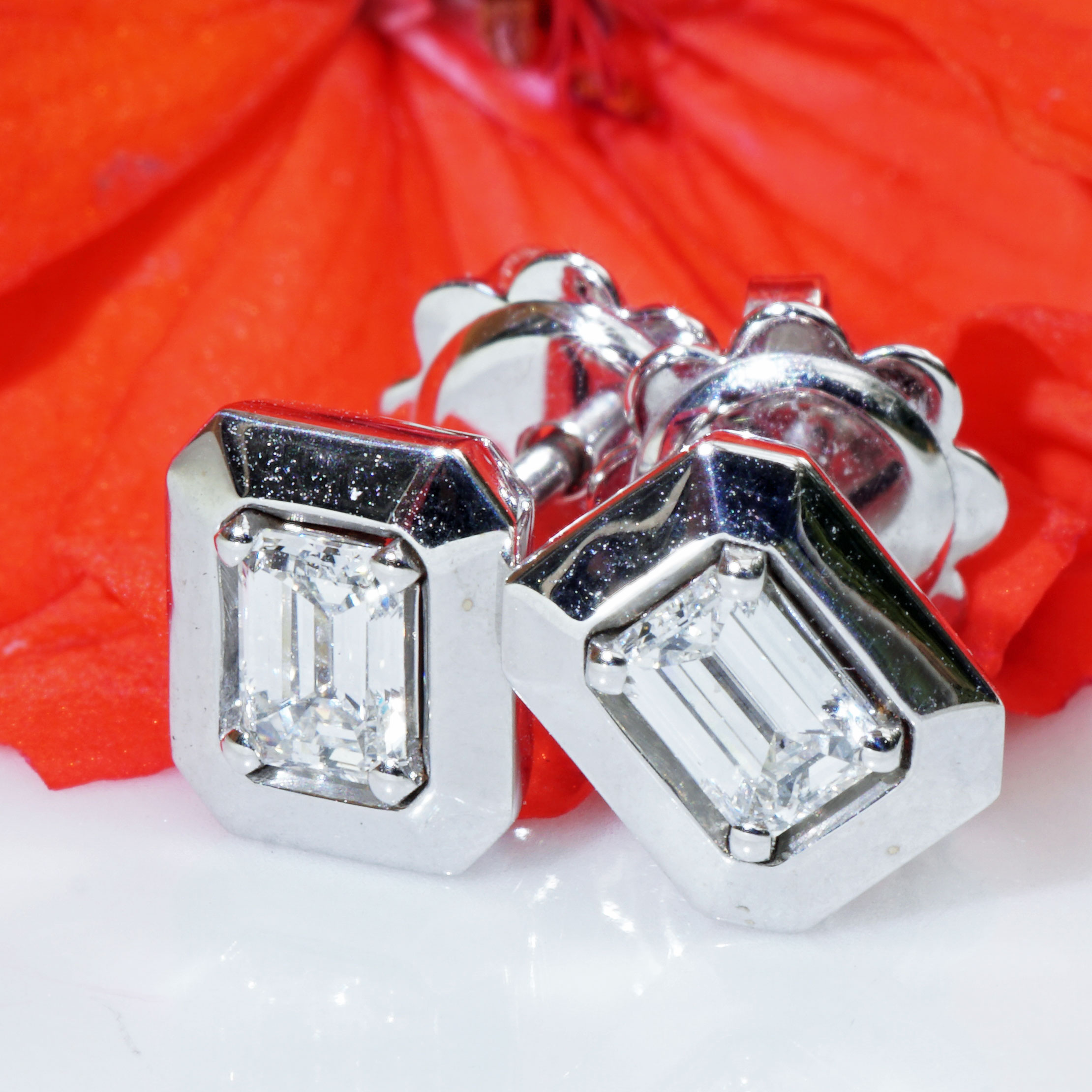 Emerald Cut Diamond Ear Studs 18kt White Gold made in Italy